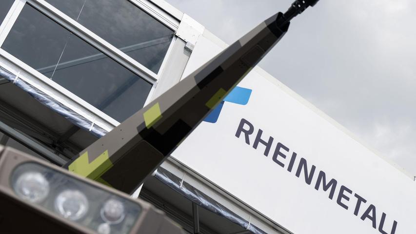 Bei der Luft- und Raumfahrtausstellung ILA zeigte Rheinmetall ein Flugabwehr-Geschütz. Nun richtet sich der Blick nach oben zum Himmel - künftig sollen Weltraum-Satelliten wichtiger werden für die Waffenschmiede. Bei der Luft- und Raumfahrtausstellung ILA zeigte Rheinmetall ein Flugabwehr-Geschütz. Nun richtet sich der Blick nach oben zum Himmel - künftig sollen Weltraum-Satelliten wichtiger werden für die Waffenschmiede.