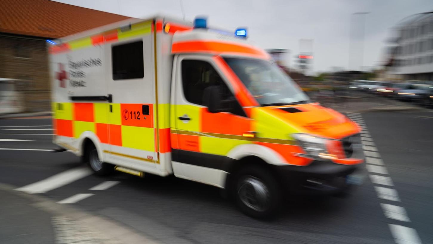 Der Rettungsdienst behandelte den Autofahrer vor Ort. (Symbolbild) Der Rettungsdienst behandelte den Autofahrer vor Ort. (Symbolbild)
