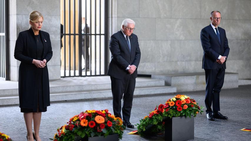 Die Spitzen der Verfassungsorgane legen Kränze zur Erinnerung an die Opfer von Krieg und Gewaltherrschaft nieder. Die Spitzen der Verfassungsorgane legen Kränze zur Erinnerung an die Opfer von Krieg und Gewaltherrschaft nieder.
