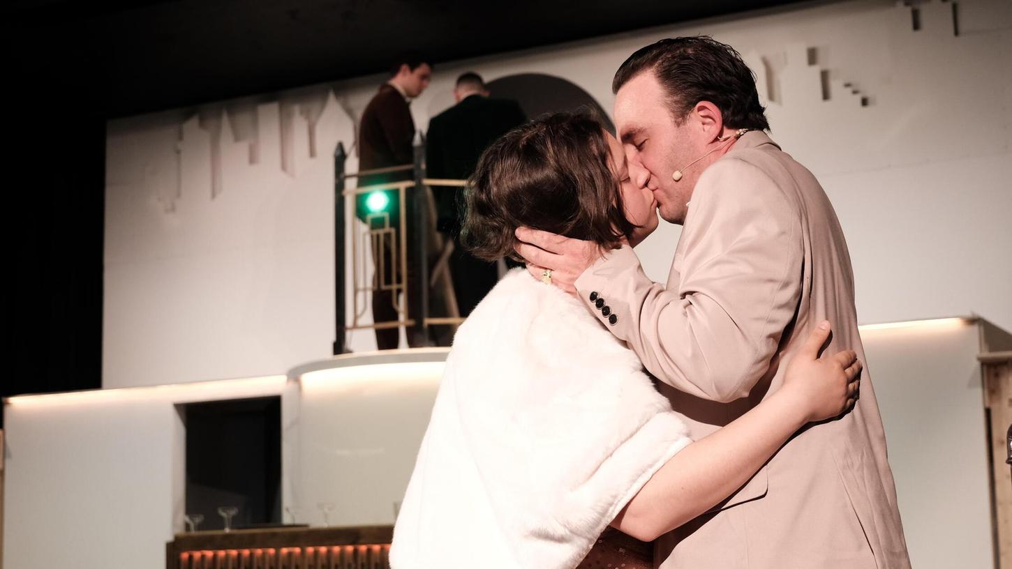 Der große Jay Gatsby, hier ein Foto von einer der Proben, verfolgt nur ein Ziel: Seine Geliebte Daisy Buchanan zurückerobern. Der große Jay Gatsby, hier ein Foto von einer der Proben, verfolgt nur ein Ziel: Seine Geliebte Daisy Buchanan zurückerobern.