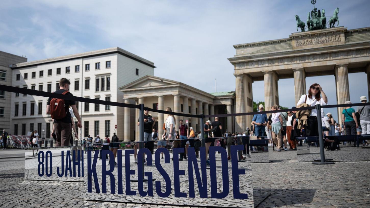 Gedenken in Berlin: Zwei Spiegelkästen mit der Aufschrift „80 Jahre“ und „Kriegsende“ stehen vor dem Brandenburger Tor. Gedenken in Berlin: Zwei Spiegelkästen mit der Aufschrift „80 Jahre“ und „Kriegsende“ stehen vor dem Brandenburger Tor.