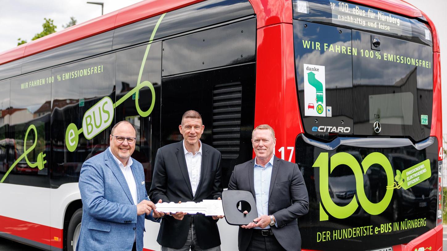 Freuen sich über die Übergabe des 100. E-Busses (von links): VAG-Aufsichtsratsvorsitzender Christian Vogel, Tim Dahlmann-Resing, Sprecher des VAG-Vorstandes, und Rüdiger Kappel, Leiter Vertrieb ÖPNV Deutschland bei Daimler Buses. Freuen sich über die Übergabe des 100. E-Busses (von links): VAG-Aufsichtsratsvorsitzender Christian Vogel, Tim Dahlmann-Resing, Sprecher des VAG-Vorstandes, und Rüdiger Kappel, Leiter Vertrieb ÖPNV Deutschland bei Daimler Buses.