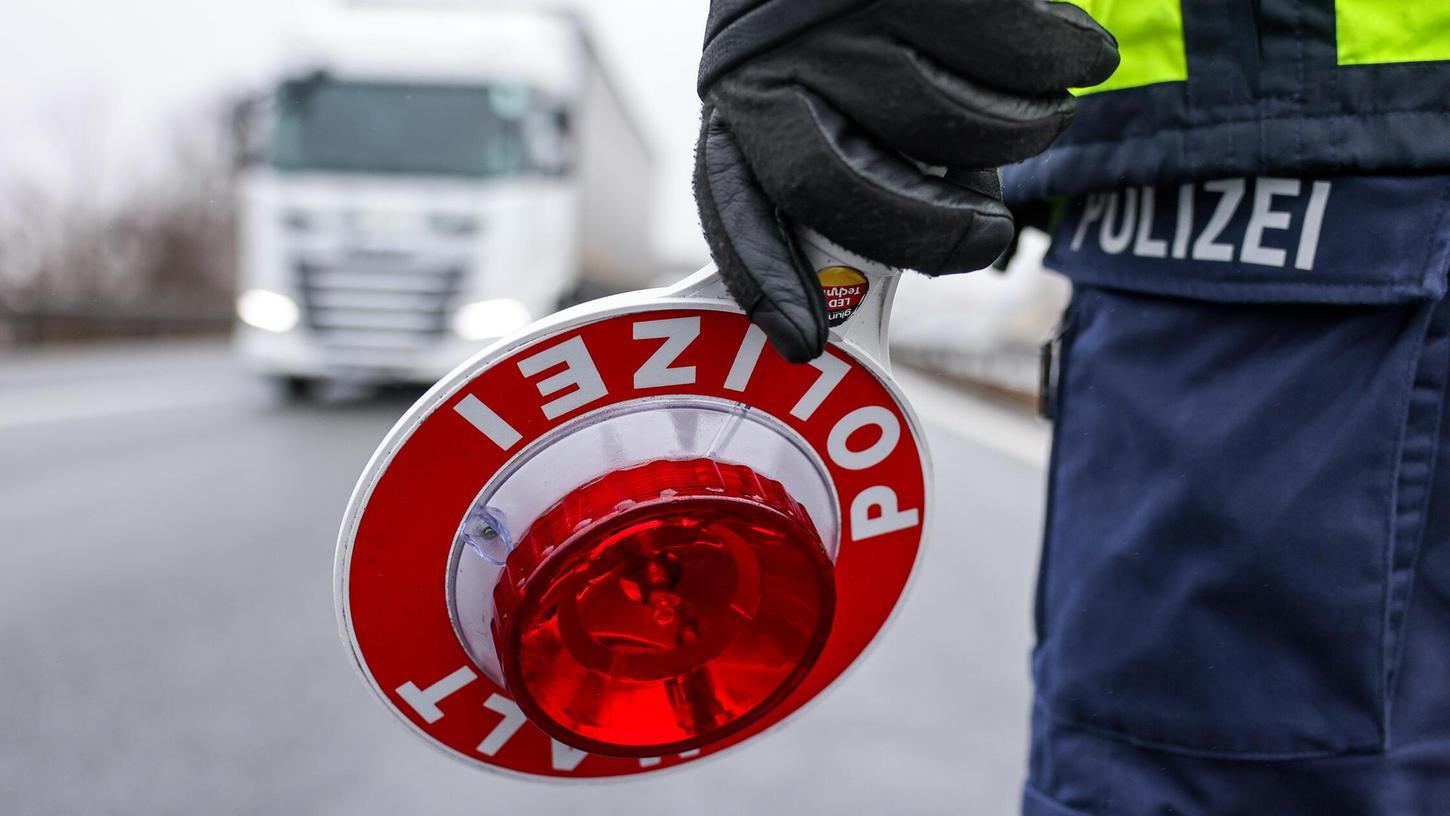 Bei der Kontrolle eines Lkw entdeckte die Autobahnpolizei Parsberg gleich mehrere Verstöße (Symbolbild). Bei der Kontrolle eines Lkw entdeckte die Autobahnpolizei Parsberg gleich mehrere Verstöße (Symbolbild).