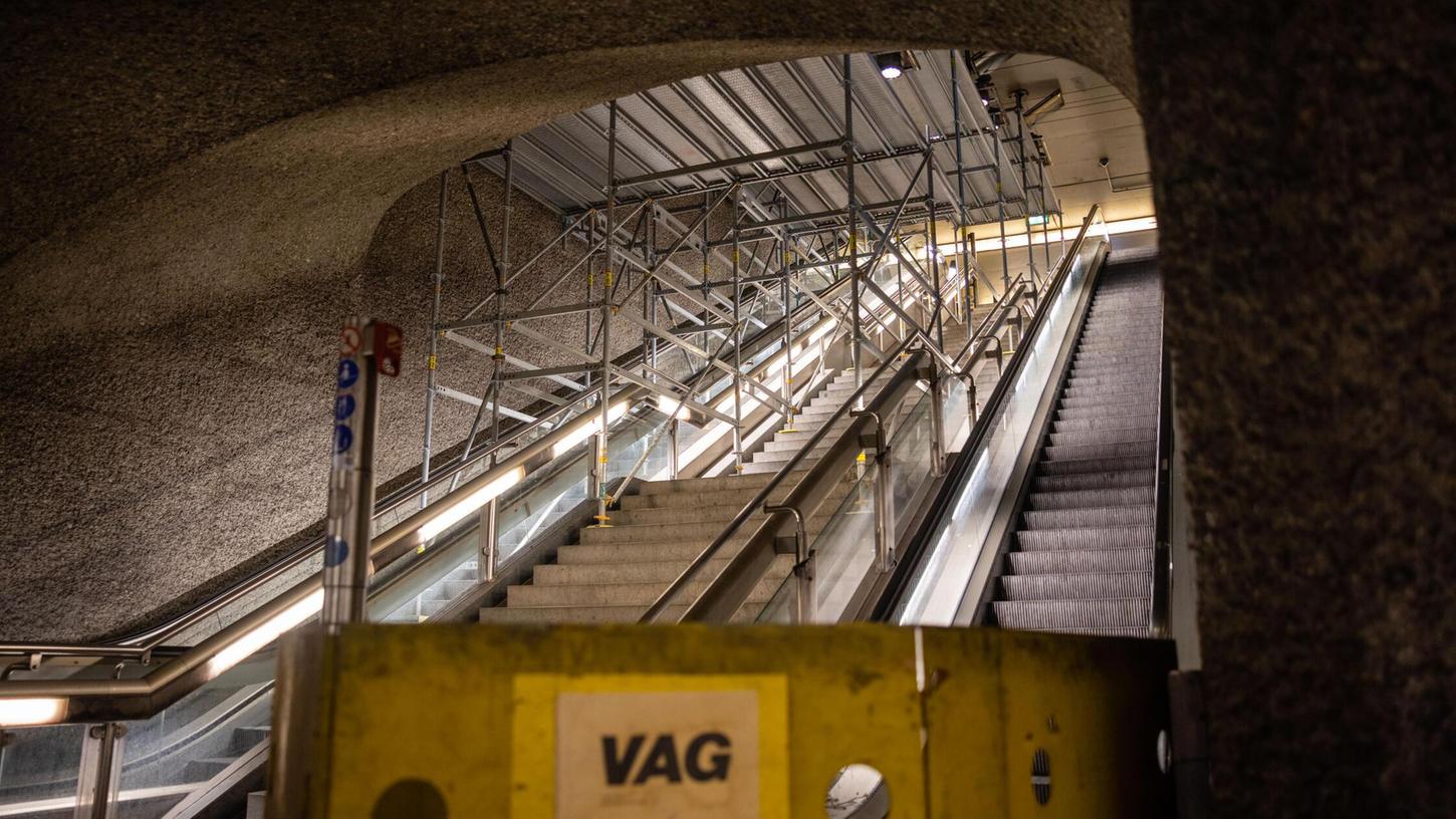 Die Infra installiert momentan Netze gegen Tauben am U-Bahnhof Rathaus. Die Rolltreppen am Aufgang Obstmarkt bleiben zeitweise gesperrt. Die Infra installiert momentan Netze gegen Tauben am U-Bahnhof Rathaus. Die Rolltreppen am Aufgang Obstmarkt bleiben zeitweise gesperrt.