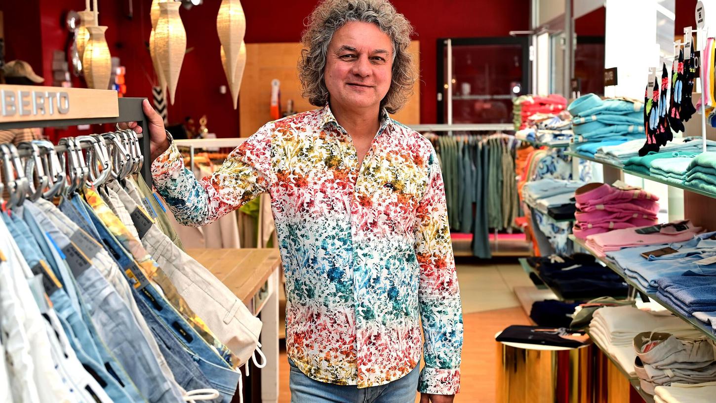 Harald Lehmeier ist der Mann für Mode in Nürnberg - seit 26 Jahren berät er Promis und Nicht-Promis in Sachen neuer Garderobe. Harald Lehmeier ist der Mann für Mode in Nürnberg - seit 26 Jahren berät er Promis und Nicht-Promis in Sachen neuer Garderobe.