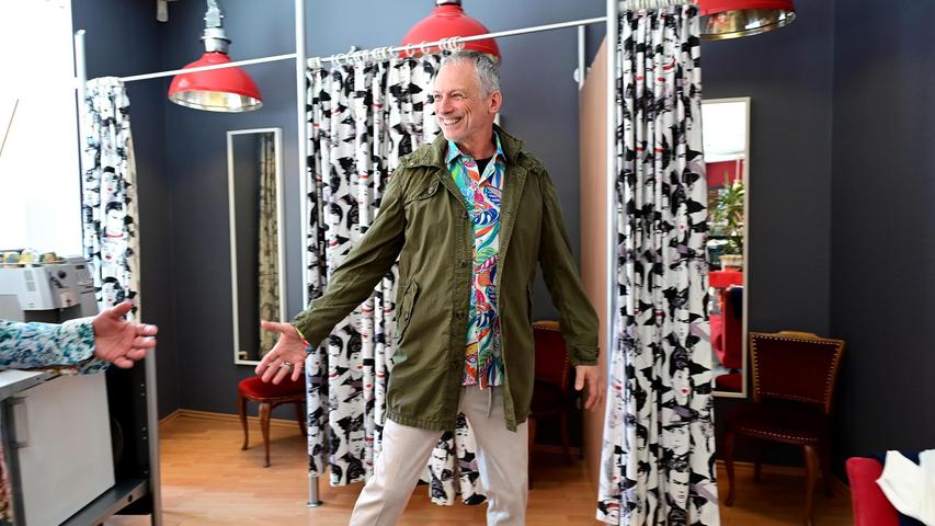 Viele Stammkunden habe er, berichtet Harald Lehmeier. Seine Kunden, wie der Herr im Bild, freuten sich über die etwas andere Auswahl an Mode. Viele Stammkunden habe er, berichtet Harald Lehmeier. Seine Kunden, wie der Herr im Bild, freuten sich über die etwas andere Auswahl an Mode.