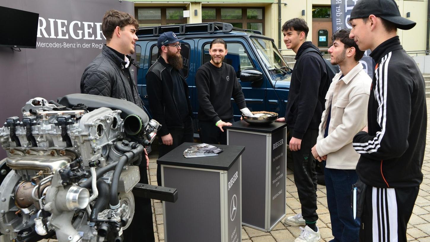 Der Altdorfer Mercedes-Benz-Händler Rieger hatte einen Motorblock mit nach Lauf gebracht – ein Hingucker für viele der Messebesucher. Der Altdorfer Mercedes-Benz-Händler Rieger hatte einen Motorblock mit nach Lauf gebracht – ein Hingucker für viele der Messebesucher.