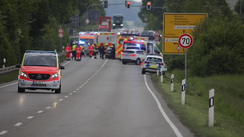 B13 bei Ansbach nach schwerem Unfall komplett gesperrt: Autos prallen frontal ineinander B13 bei Ansbach nach schwerem Unfall komplett gesperrt: Autos prallen frontal ineinander