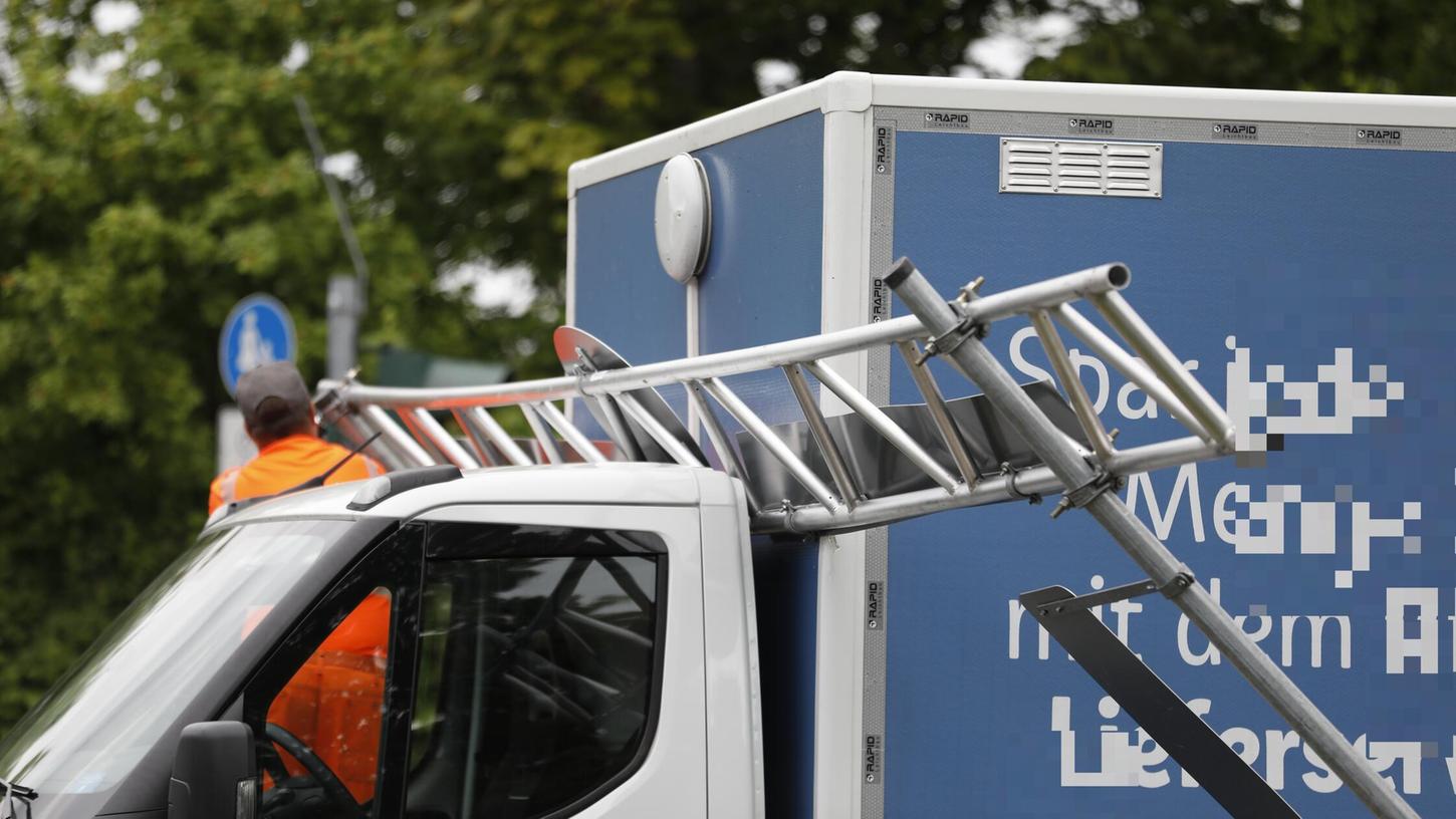 Am Donnerstag ist in Fürth schon wieder ein Transporter an der Höhenbegrenzung auf der Zirndorfer Brücke hängen geblieben. Am Donnerstag ist in Fürth schon wieder ein Transporter an der Höhenbegrenzung auf der Zirndorfer Brücke hängen geblieben.