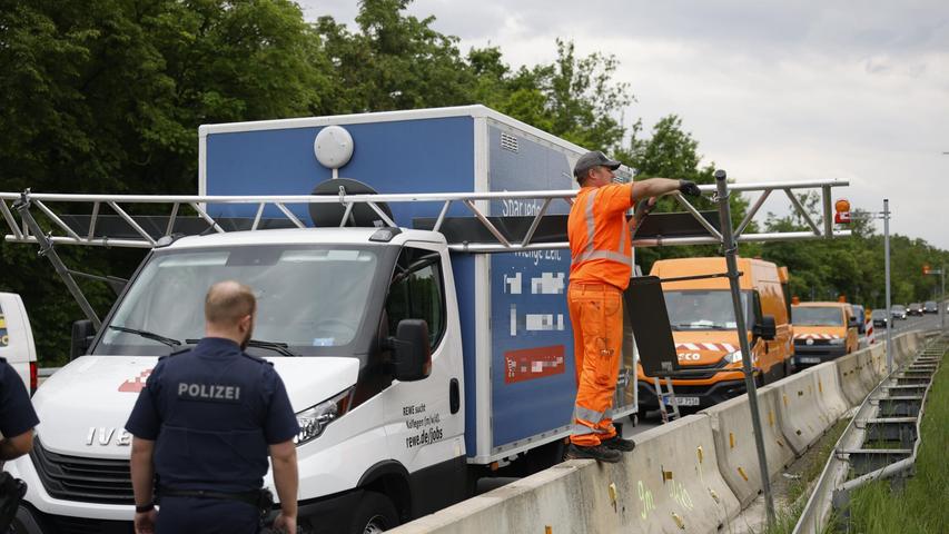 Die Höhenbegrenzung an der Zirndorfer Brücke ist ein Dauerthema: Ein Transporter hat sie wieder beschädigt. Die Höhenbegrenzung an der Zirndorfer Brücke ist ein Dauerthema: Ein Transporter hat sie wieder beschädigt.