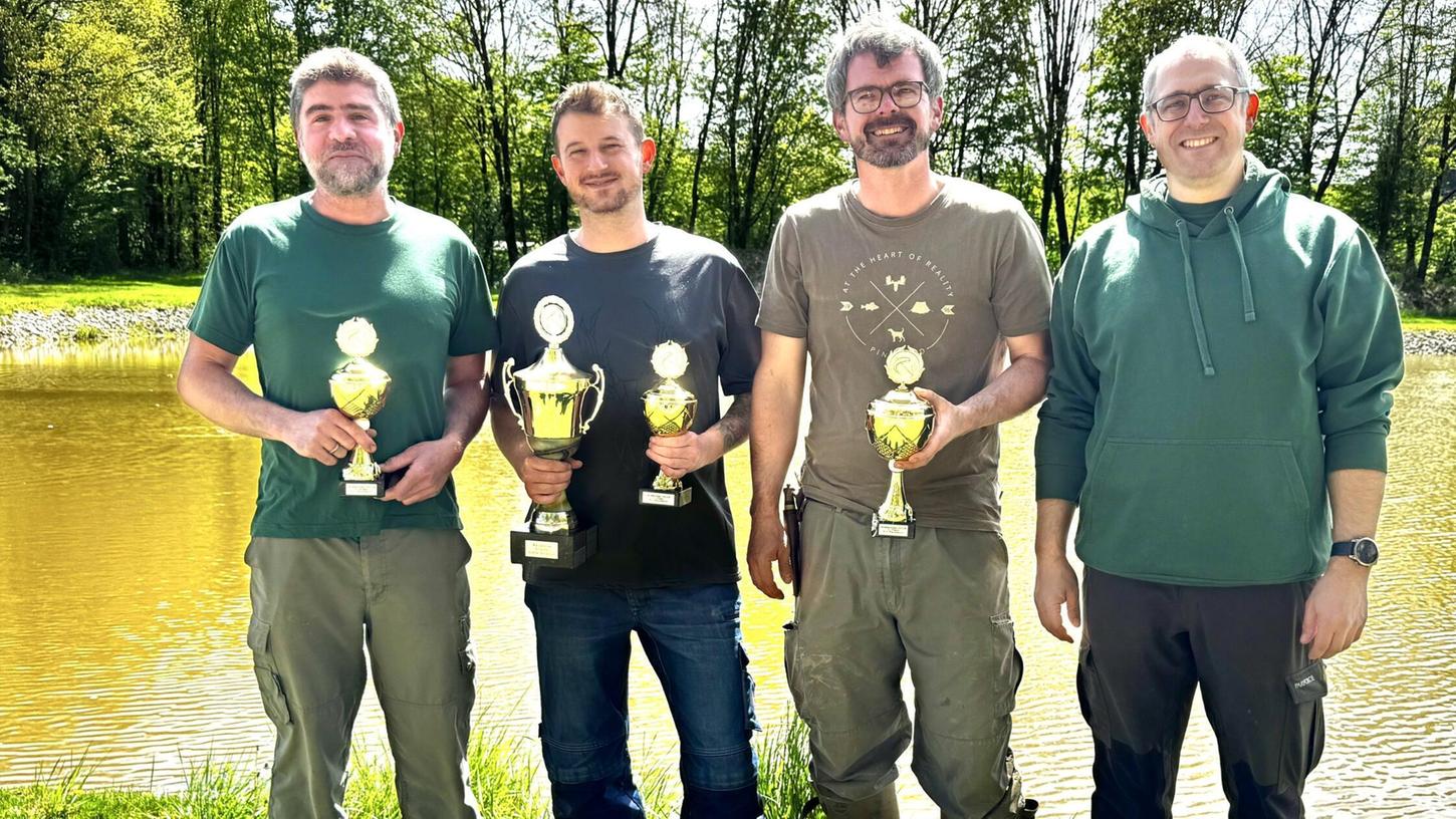 Für die Sieger beim Anfischen gab es Pokale, v.l.. Daniel Ziegler, Robert Radu, Michael Langner und 1. Vorstand des FV Pyrbaum Anton Meier. Für die Sieger beim Anfischen gab es Pokale, v.l.. Daniel Ziegler, Robert Radu, Michael Langner und 1. Vorstand des FV Pyrbaum Anton Meier.