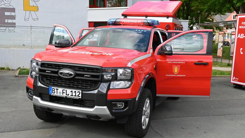 Die Feuerwehr Langenloh hat ein neues Fahrzeug bekommen. Die Feuerwehr Langenloh hat ein neues Fahrzeug bekommen.