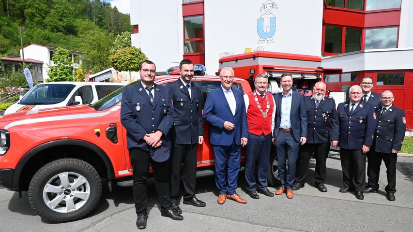 Kevin Orlet (Vorsitzender Feuerwehr Langenloh), Lothar Neubig (Kommandant Langenloh), Innenminister Joachim Herrmann, Bürgermeister Thomas Thiem, Landrat Florian Wiedemann, Johannes Teufel (stellvertretender Kommandant), Herrmann Schreck (Kreisbrandrat), Matthias Alberth (Kreisbrandmeister) und Sven Kaniewski (Kreisbrandinspektor) freuen sich über den neuen Einsatz-Pickup der Feuerwehr Langenloh. Kevin Orlet (Vorsitzender Feuerwehr Langenloh), Lothar Neubig (Kommandant Langenloh), Innenminister Joachim Herrmann, Bürgermeister Thomas Thiem, Landrat Florian Wiedemann, Johannes Teufel (stellvertretender Kommandant), Herrmann Schreck (Kreisbrandrat), Matthias Alberth (Kreisbrandmeister) und Sven Kaniewski (Kreisbrandinspektor) freuen sich über den neuen Einsatz-Pickup der Feuerwehr Langenloh.