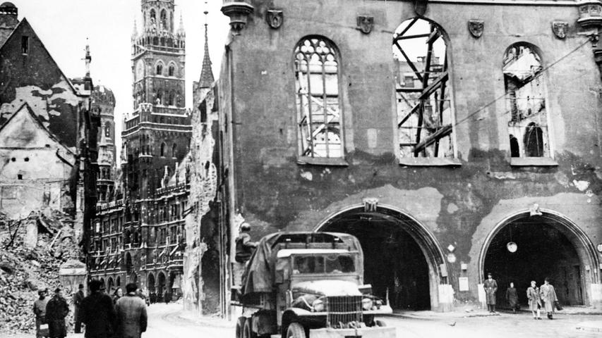 Kurz vor der Kapitulation der deutschen Wehrmacht besetzten US-Truppen die Stadt München, hier das zerstörte Rathaus. In Augsburg wurde nun vom Bayerischen Landtag und der Stadt ans Ende des Zweiten Weltkrieges vor 80 Jahren erinnert. (Archivbild) Kurz vor der Kapitulation der deutschen Wehrmacht besetzten US-Truppen die Stadt München, hier das zerstörte Rathaus. In Augsburg wurde nun vom Bayerischen Landtag und der Stadt ans Ende des Zweiten Weltkrieges vor 80 Jahren erinnert. (Archivbild)