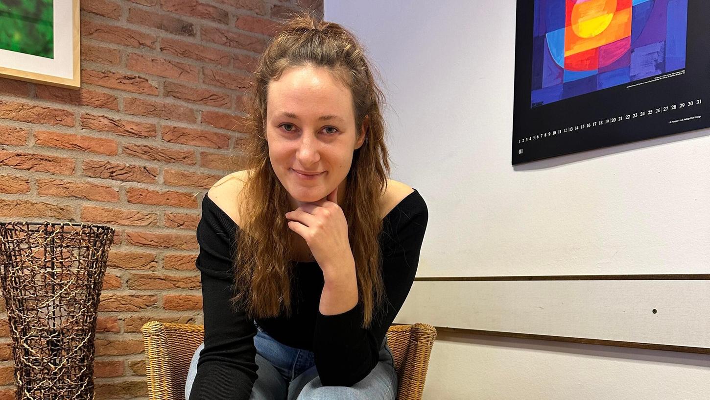 Carolin ist eine von 13 Besucher*innen im Nachbarschaftsprojekt Sebaldus, die regelmäßig ältere Menschen in ihren eigenen vier Wänden besuchen. Carolin ist eine von 13 Besucher*innen im Nachbarschaftsprojekt Sebaldus, die regelmäßig ältere Menschen in ihren eigenen vier Wänden besuchen.