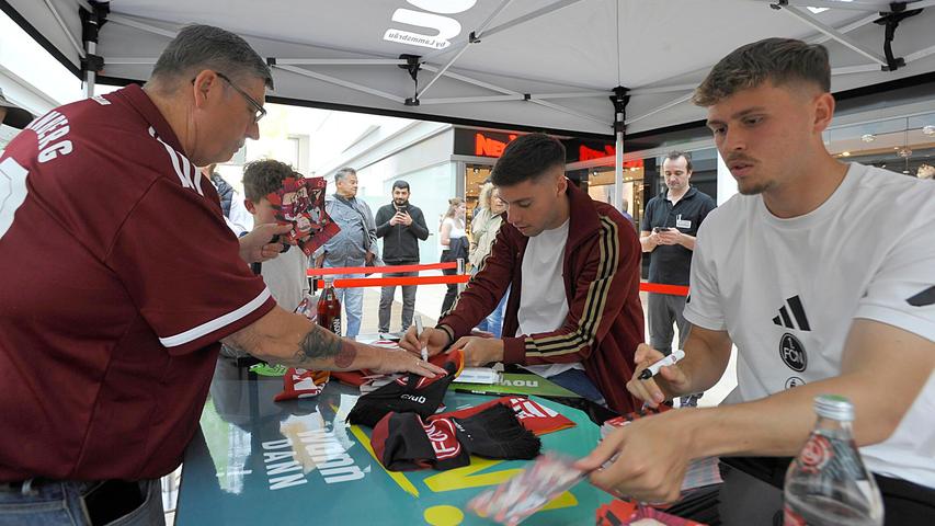 Selfie mit „1. FC Nürnberg“-Stars: Großer Andrang in Neumarkt bei der Autogrammstunde Selfie mit „1. FC Nürnberg“-Stars: Großer Andrang in Neumarkt bei der Autogrammstunde