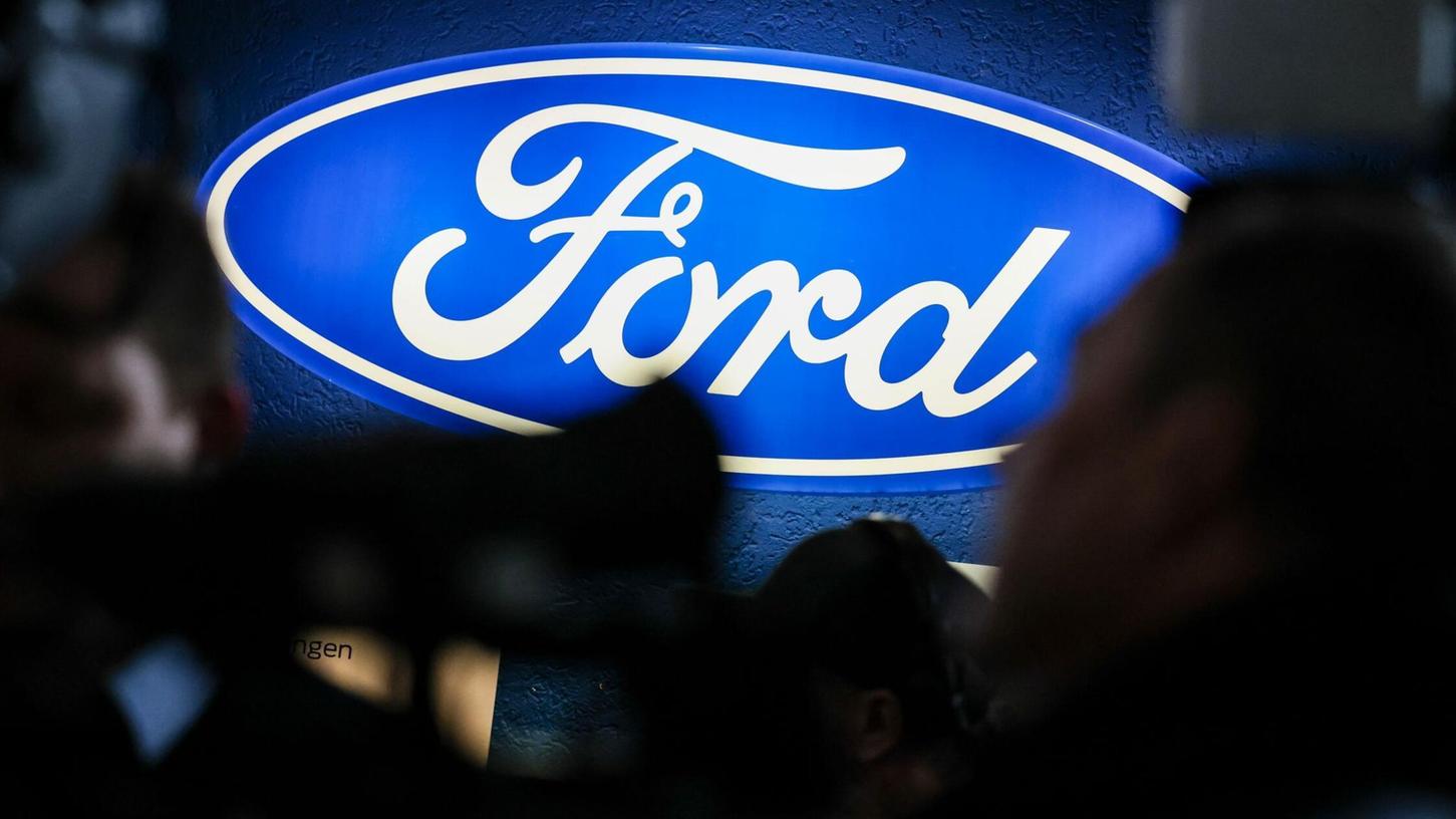 Das Ford-Logo im strahlenden Blau. Die Gegenwart sieht düster aus bei Ford Deutschland. Das Ford-Logo im strahlenden Blau. Die Gegenwart sieht düster aus bei Ford Deutschland.