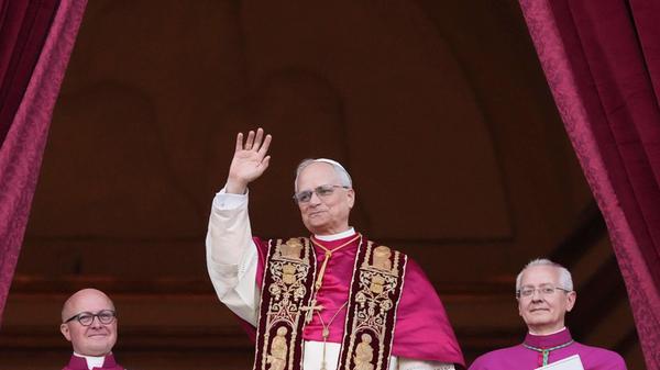 Der neu gewählte Papst Leo XIV., der US-Amerikaner Robert Prevost, winkt nach dem Konklave auf dem Balkon des Petersdoms im Vatikan.