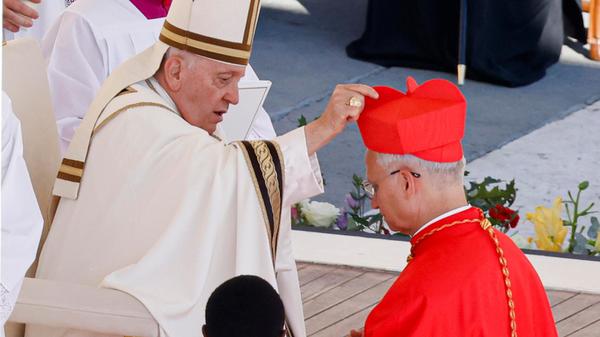 Noch als Robert Francis Prevost (r), Präfekt des Dikasteriums für die Bischöfe, hat ihm Papst Franziskus seine Biretta (typische Kopfbedeckung) überreicht, während er auf dem Petersplatz im Vatikan zum Kardinal erhoben wird. Der US-Amerikaner Robert Prevost ist nun neuer Papst. Er wird Papst Leo XIV. heißen.