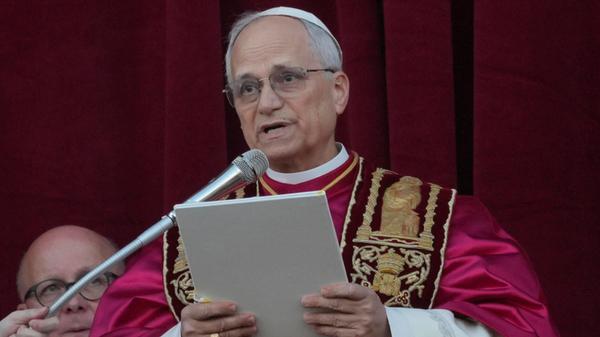 Papst Leo XIV., der US-Amerikaner Robert Prevost, spricht nach dem Konklave auf dem Balkon des Petersdoms im Vatikan.