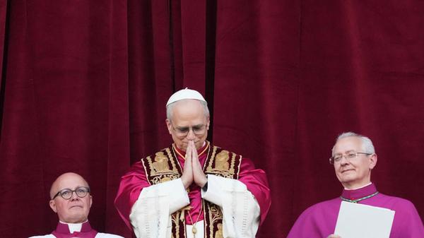 Prevost erscheint auf der zentralen Loggia des Petersdoms, nachdem er zum 267. Pontifex der römisch-katholischen Kirche gewählt wurde. Er wählt den Namen von Papst Leo XIV.