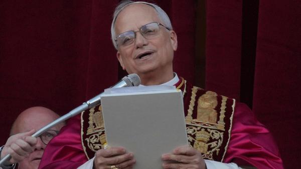 Der frisch gekürte Papst dankt und ehrt seinen verstorbenen Vorgänger während seines ersten Auftritt überhaupt.