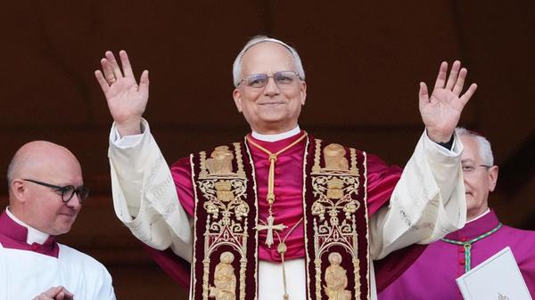 Papst Leo XIV. freut sich sichtlich über die Jubelschreie der Gläubigen auf dem Petersplatz in Rom.