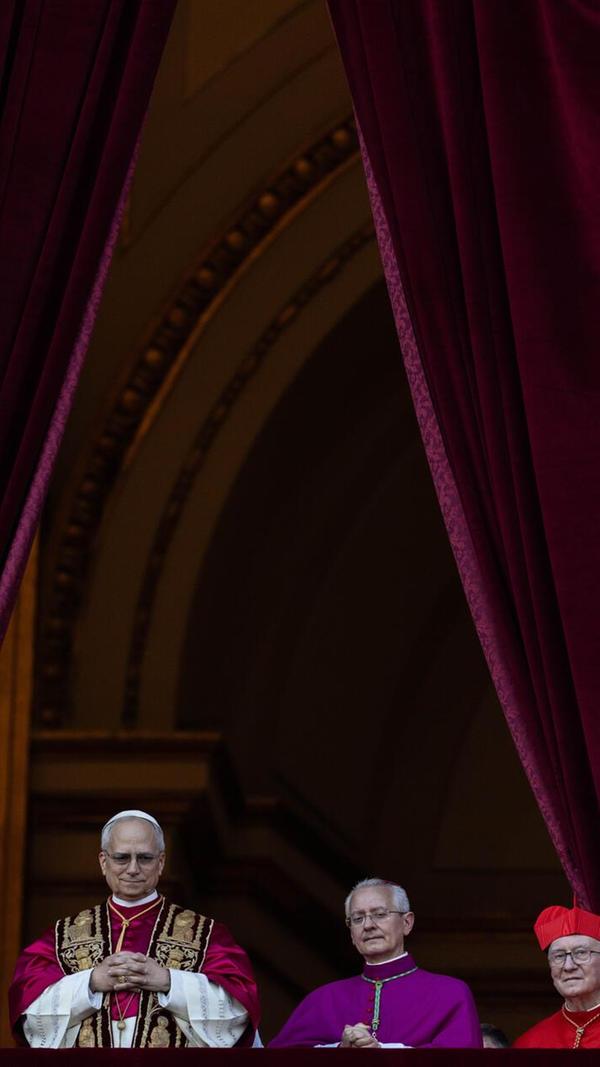 Prevost leitete im Vatikan als Kurienkardinal das wichtige Dikasterium - gewissermaßen das Ministerium - für alle Bischöfe weltweit. Er gilt als jemand, der zwischen dem konservativen Lager und dem für Reformen offenen Lager in der katholischen Kirche gut vermitteln kann. Mit ihm kommt außerdem zum ersten Mal in zwei Jahrtausenden Kirchengeschichte ein Pontifex aus den Vereinigten Staaten.