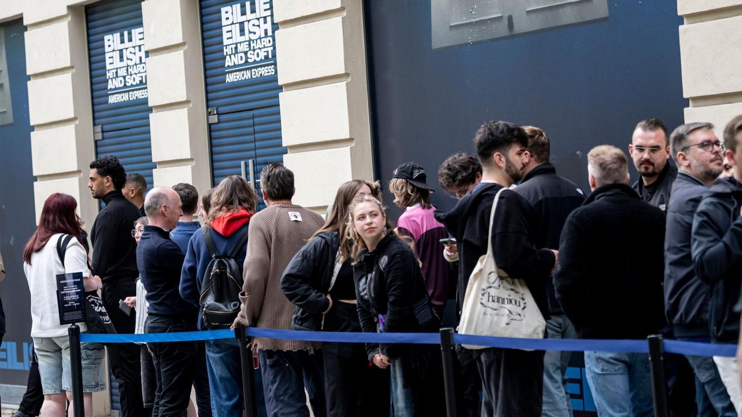 Fans von Billie Eilish kurz vor ihrem Treffen mit ihrem Idol. Fans von Billie Eilish kurz vor ihrem Treffen mit ihrem Idol.
