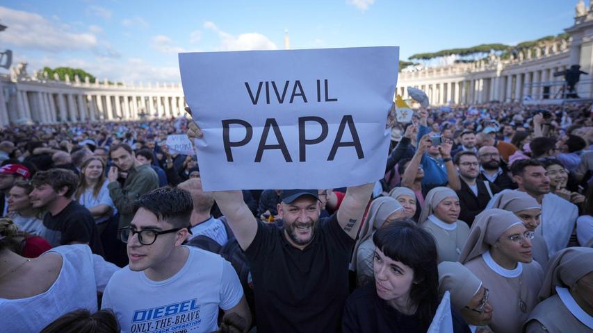 Zahlreiche Menschen rufen „Viva il Papa!“ Zahlreiche Menschen rufen „Viva il Papa!“