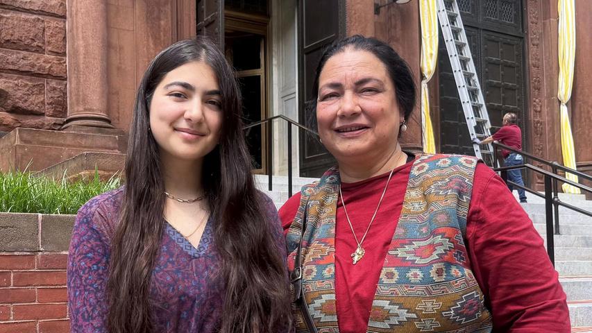 Teresa (r) ist gerade zu Besuch in Washington, wo ihre Tochter Elektra studiert. Teresa (r) ist gerade zu Besuch in Washington, wo ihre Tochter Elektra studiert.