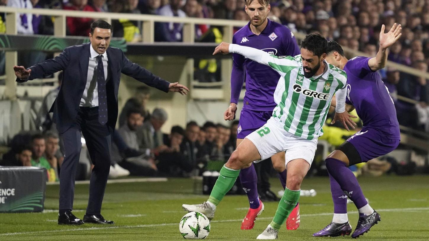 Intensives Duell: Betis-Spielmacher Isco behauptet den Ball. Intensives Duell: Betis-Spielmacher Isco behauptet den Ball.
