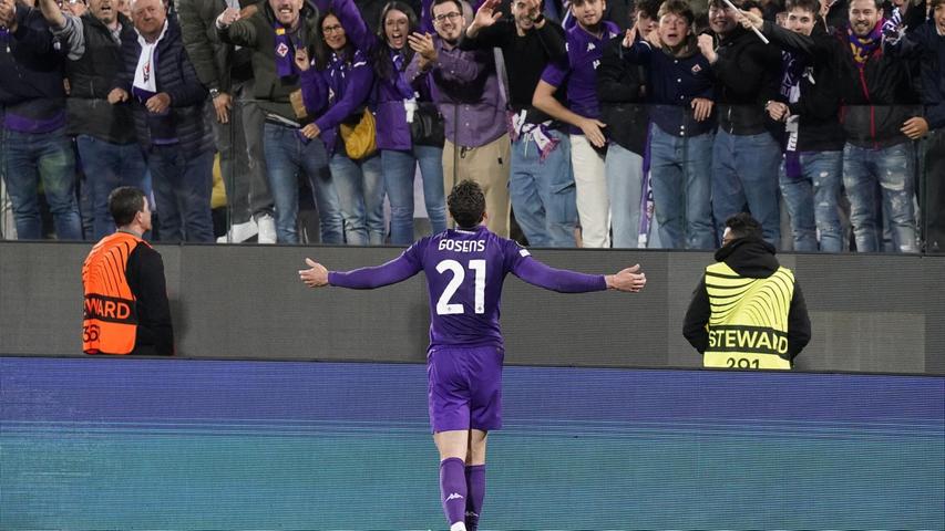 Die Fans feiern Robin Gosens nach seinem Tor zum 2:1. Die Fans feiern Robin Gosens nach seinem Tor zum 2:1.