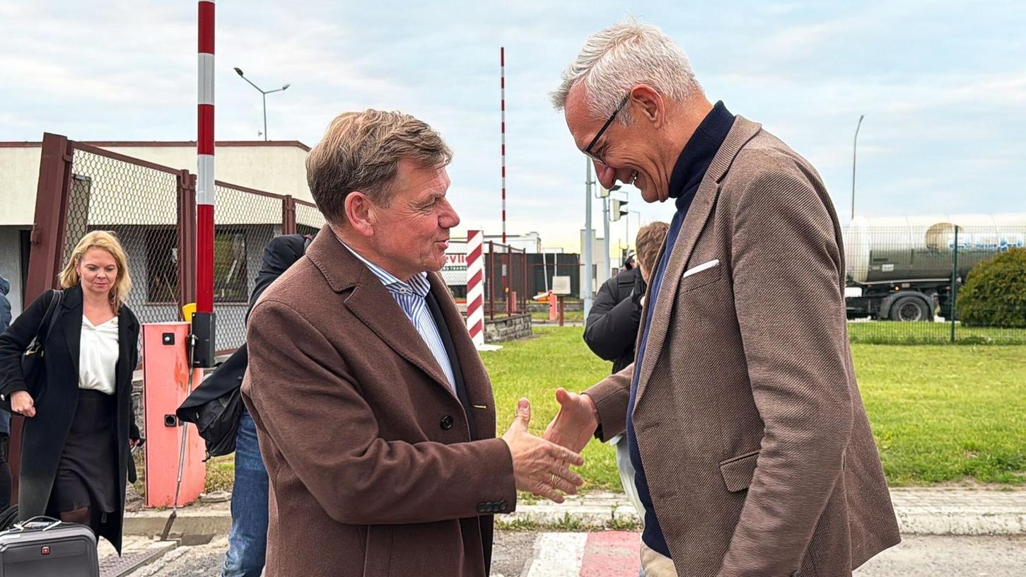 Der neue Außenminister Wadephul (l.) wurde an der Grenze vom deutschen Botschafter in der Ukraine, Martin Jäger, begrüßt. Der neue Außenminister Wadephul (l.) wurde an der Grenze vom deutschen Botschafter in der Ukraine, Martin Jäger, begrüßt.