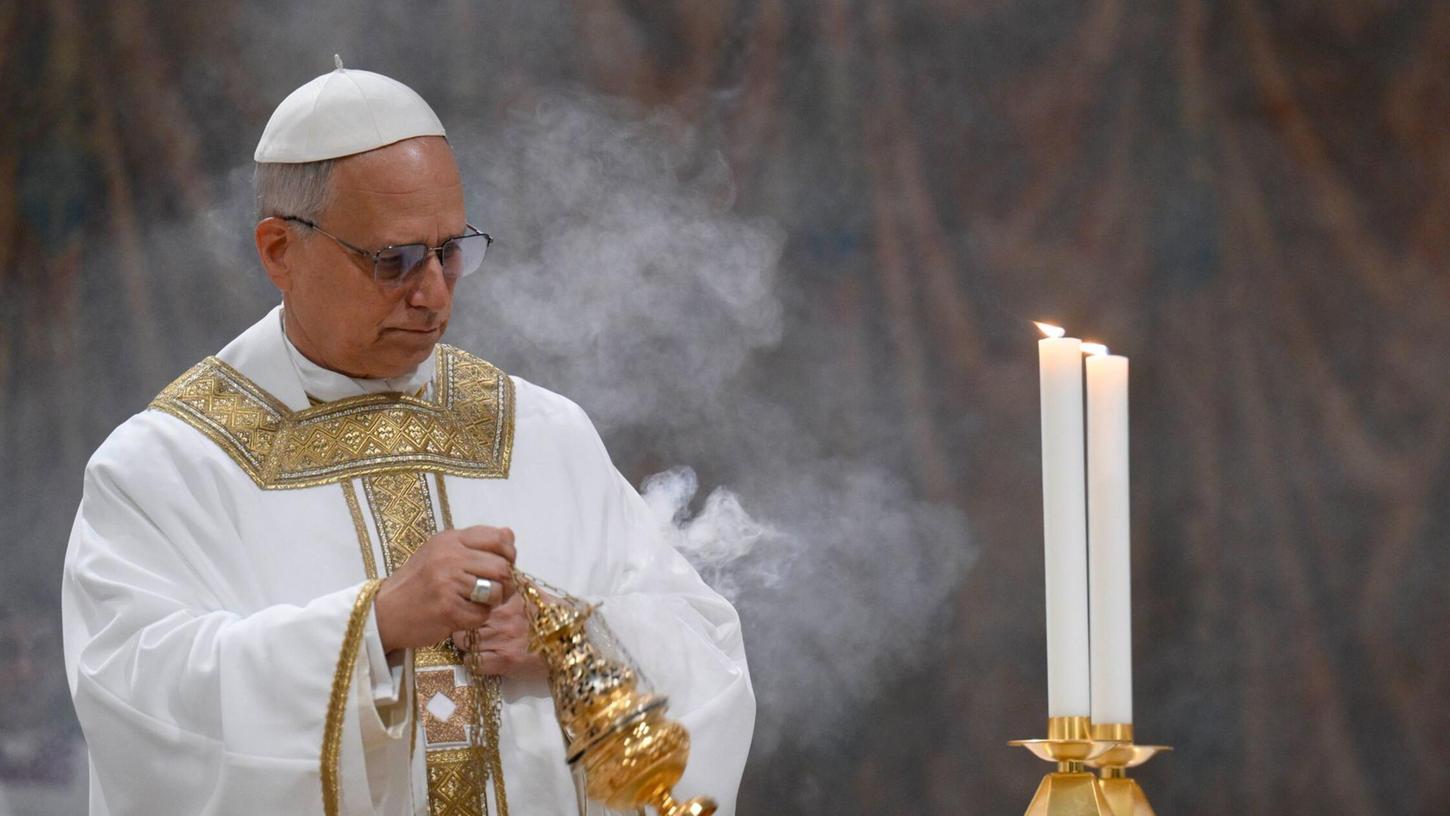 Am Morgen nach seiner Wahl zelebrierte der neue Papst eine Messe in der Sixtinischen Kapelle. Am Morgen nach seiner Wahl zelebrierte der neue Papst eine Messe in der Sixtinischen Kapelle.