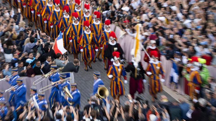 Die Schweizergarde wird den neuen Papst bewachen. Sie marschierte gleich nach seiner Wahl auf dem Petersplatz auf. Die Schweizergarde wird den neuen Papst bewachen. Sie marschierte gleich nach seiner Wahl auf dem Petersplatz auf.