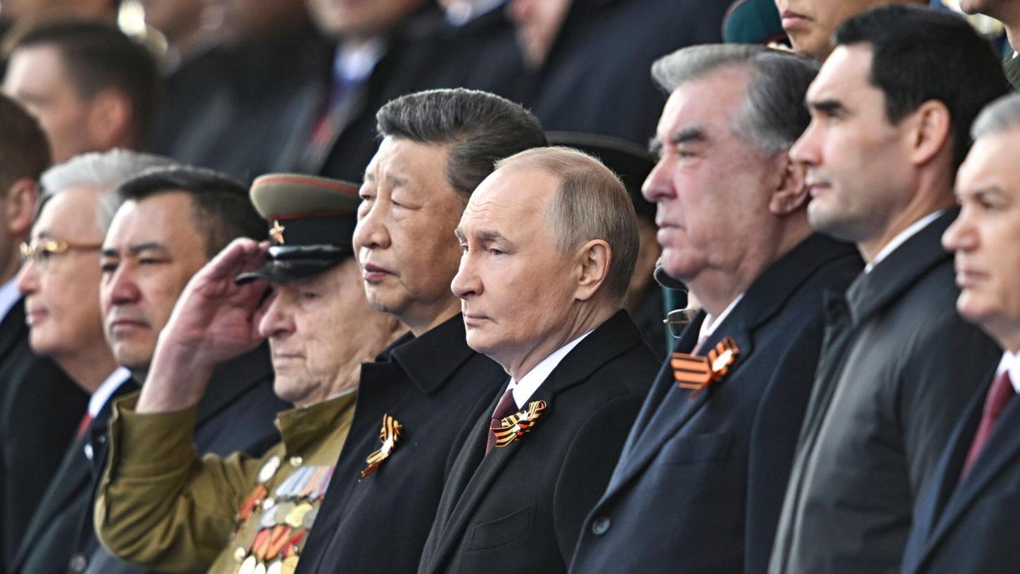 Zum 80. Jahrestag des Sieges über Nazi-Deutschland nahm der russische Präsident Wladimir Putin die traditionelle Militärparade auf dem Roten Platz in Moskau ab. Zum 80. Jahrestag des Sieges über Nazi-Deutschland nahm der russische Präsident Wladimir Putin die traditionelle Militärparade auf dem Roten Platz in Moskau ab.