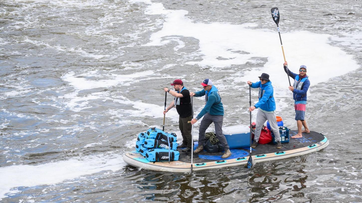 Für einen guten Zweck wollen vier Männer auf einem Board die Weser von Hann. Münden im Landkreis Göttingen bis nach Bremerhaven paddeln. Für einen guten Zweck wollen vier Männer auf einem Board die Weser von Hann. Münden im Landkreis Göttingen bis nach Bremerhaven paddeln.