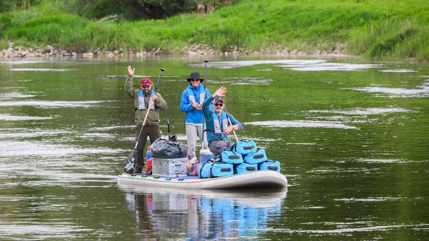 Mit einer außergewöhnlichen Tour auf der Weser will eine Gruppe Männer Spenden für ein Kinderhospiz sammeln. Mit einer außergewöhnlichen Tour auf der Weser will eine Gruppe Männer Spenden für ein Kinderhospiz sammeln.
