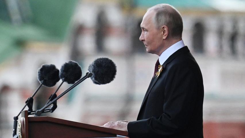 Der russische Präsident Wladimir Putin setzte in seiner Rede den Kampf gegen Nazi-Deutschland mit dem aktuellen Krieg gegen die Ukraine gleich. Der russische Präsident Wladimir Putin setzte in seiner Rede den Kampf gegen Nazi-Deutschland mit dem aktuellen Krieg gegen die Ukraine gleich.