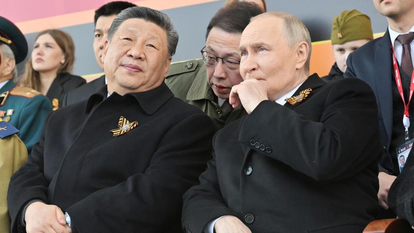 Der chinesische Präsident Xi Jinpin (l) ist bei der russischen Militärparade anlässlich des 80. Jahrestages des Sieges über Nazideutschland der höchste Staatsgast auf der Tribüne neben dem russischen Präsidenten Wladimir Putin (r). Der chinesische Präsident Xi Jinpin (l) ist bei der russischen Militärparade anlässlich des 80. Jahrestages des Sieges über Nazideutschland der höchste Staatsgast auf der Tribüne neben dem russischen Präsidenten Wladimir Putin (r).
