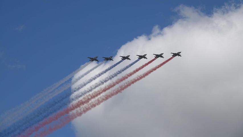 Auch eine Flugshow gehörte zur Militärparade auf dem Roten Platz. Auch eine Flugshow gehörte zur Militärparade auf dem Roten Platz.