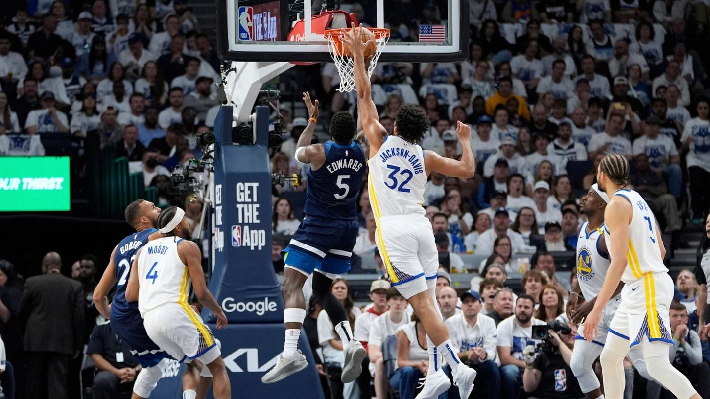 Edwards verletzte sich zwar ebenfalls, konnte im Gegensatz zu Curry aber aufs Spielfeld zurückkehren. Edwards verletzte sich zwar ebenfalls, konnte im Gegensatz zu Curry aber aufs Spielfeld zurückkehren.
