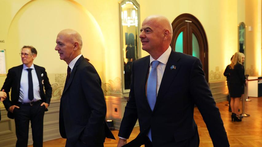 DFB-Präsident Bernd Neuendorf (l.) hat eine klare Meinung zu einer weiteren WM-Ausweitung. DFB-Präsident Bernd Neuendorf (l.) hat eine klare Meinung zu einer weiteren WM-Ausweitung.