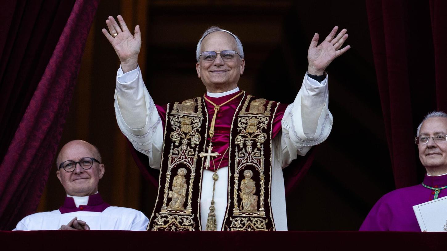 Der neu gewählte Papst Leo XIV., der US-Amerikaner Robert Prevost, erscheint nach dem Konklave auf dem Balkon des Petersdoms im Vatikan. (zu dpa: «Kretschmann zur Papstwahl: Brauchen mutige Kirche») Der neu gewählte Papst Leo XIV., der US-Amerikaner Robert Prevost, erscheint nach dem Konklave auf dem Balkon des Petersdoms im Vatikan. (zu dpa: «Kretschmann zur Papstwahl: Brauchen mutige Kirche»)