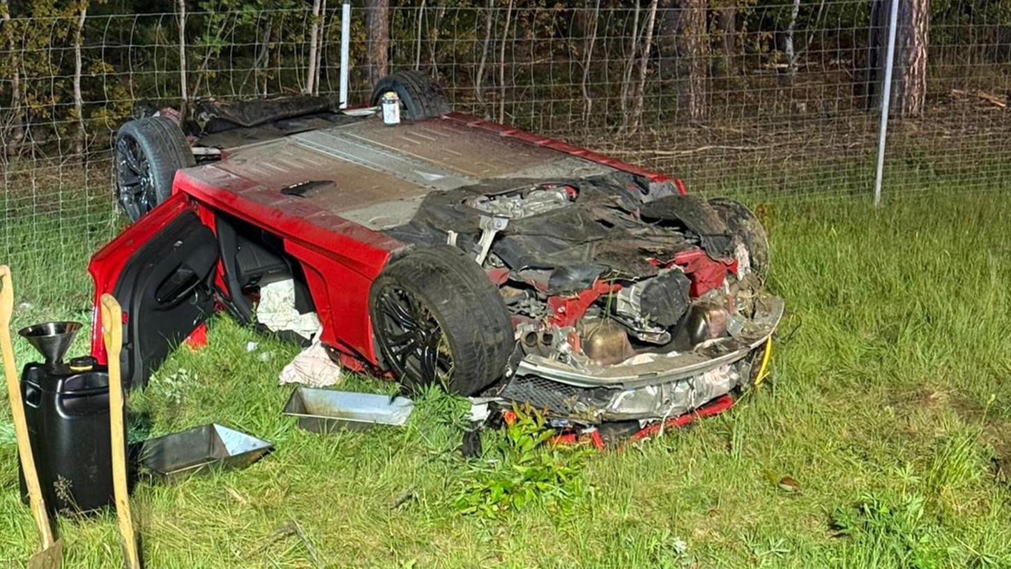 Der Sportwagen ist nach dem schweren Unfall ein Totalschaden. Der Sportwagen ist nach dem schweren Unfall ein Totalschaden.