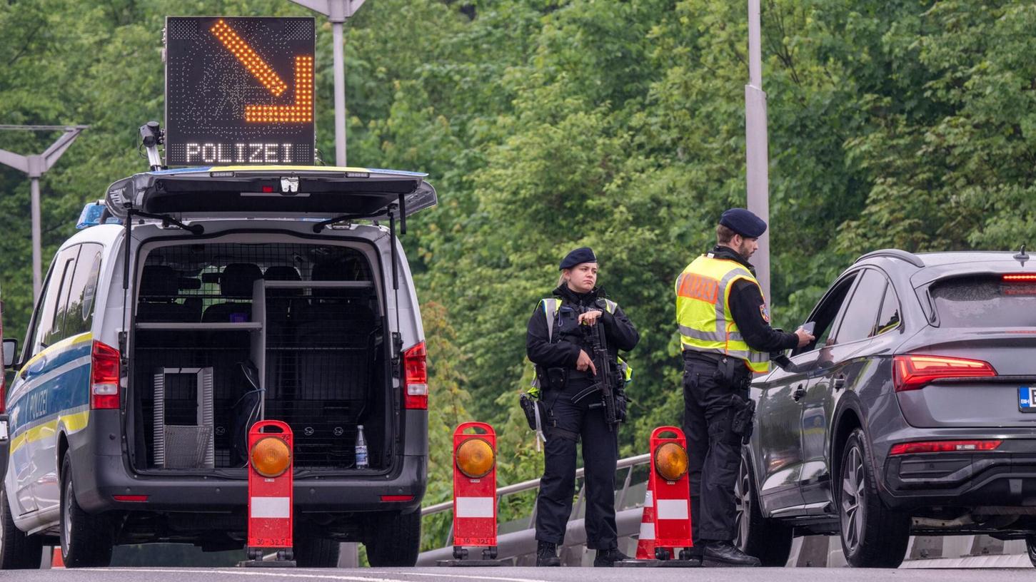 Die Gewerkschaft der Bundespolizei geht davon aus, dass Autofahrer mit mehr Staus rechnen müssen. Die Gewerkschaft der Bundespolizei geht davon aus, dass Autofahrer mit mehr Staus rechnen müssen.