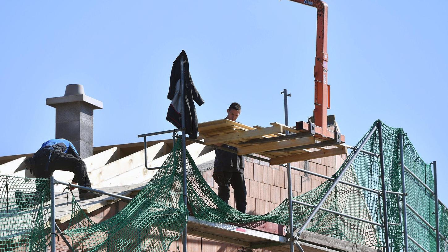 Tragischer Unfall bei Roth: Ein Handwerker stürzte aus bisher ungeklärter Ursache fünf Meter in die Tiefe. (Symbolbild) Tragischer Unfall bei Roth: Ein Handwerker stürzte aus bisher ungeklärter Ursache fünf Meter in die Tiefe. (Symbolbild)