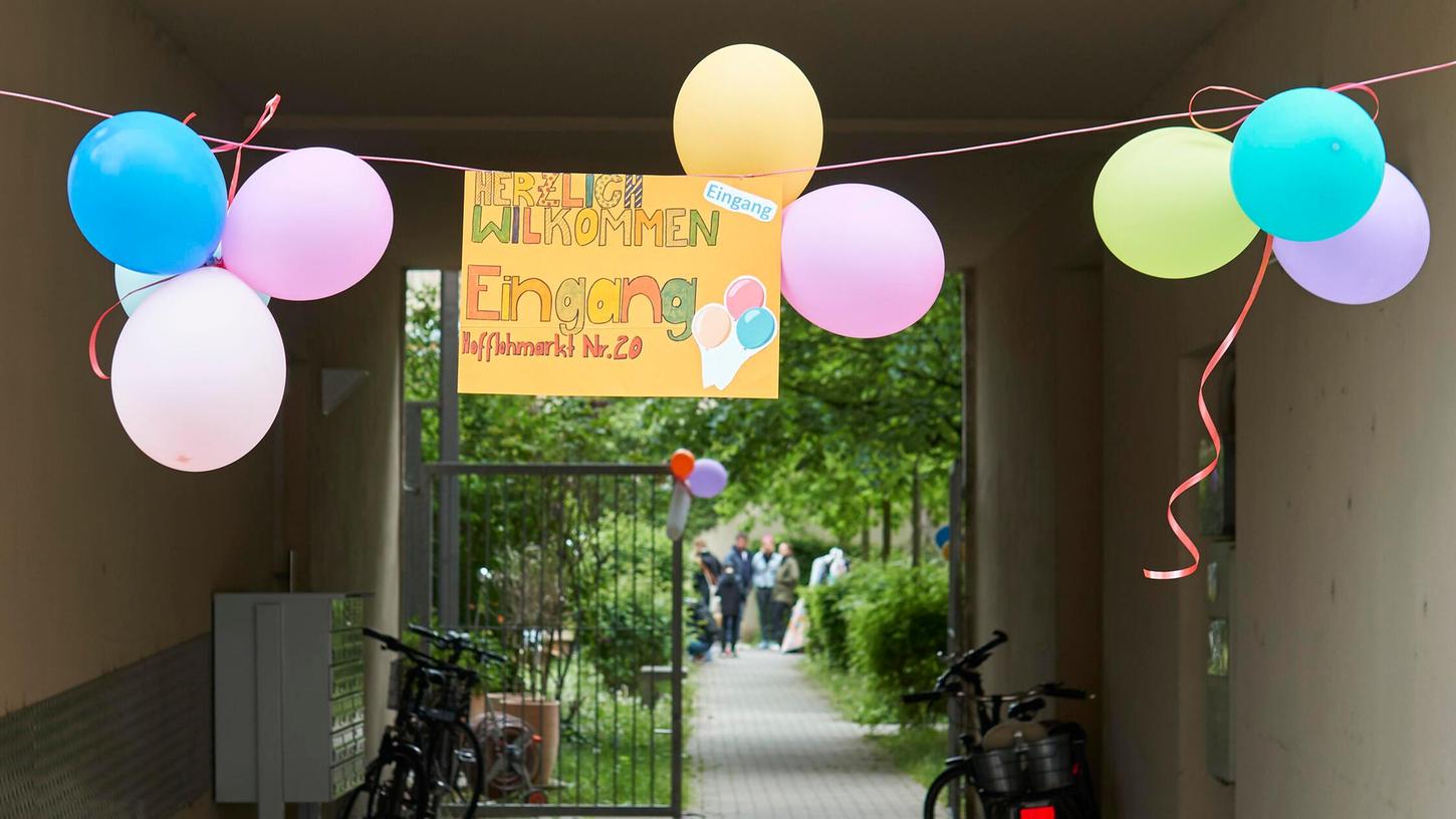 Erkennungszeichen: Bunte Luftballons - hier in der Fürther Oststadt - kennzeichnen am Veranstaltungstag die Häuser und Höfe, die beim Hofflohmarkt mitmachen. Erkennungszeichen: Bunte Luftballons - hier in der Fürther Oststadt - kennzeichnen am Veranstaltungstag die Häuser und Höfe, die beim Hofflohmarkt mitmachen.