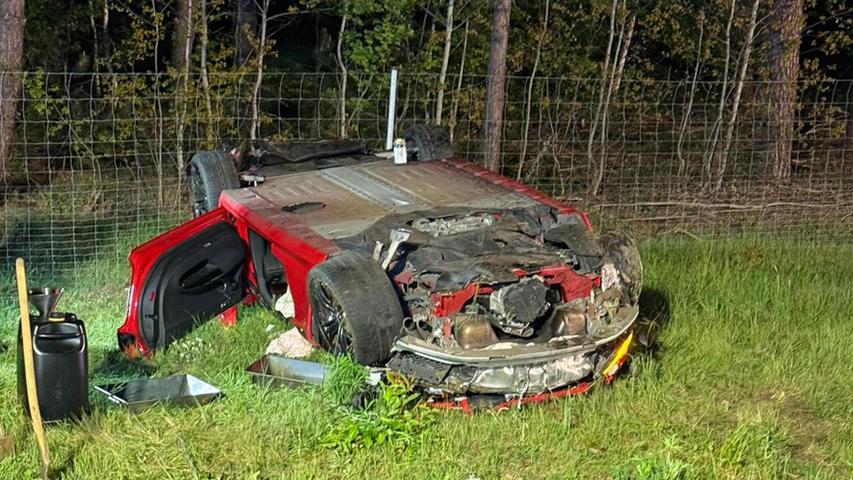 Der Audi R8 hat sich mehrfach überschlagen. Der Audi R8 hat sich mehrfach überschlagen.